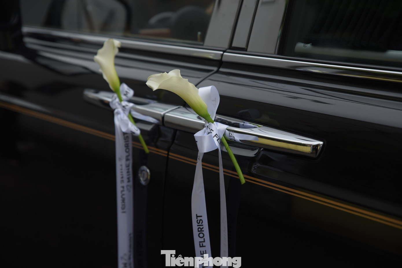 Trước đó, xe hoa được sử dụng trong lễ ăn hỏi Quang Hải là Bentley Flying Spur đời 2015 có giá khoảng 10 tỷ đồng. Ngoài ra, siêu xe Rolls-Royce Ghost màu đen đời 2015 cũng được trưng dụng trong dàn xe đi ăn hỏi có giá khoảng 15 tỷ đồng.