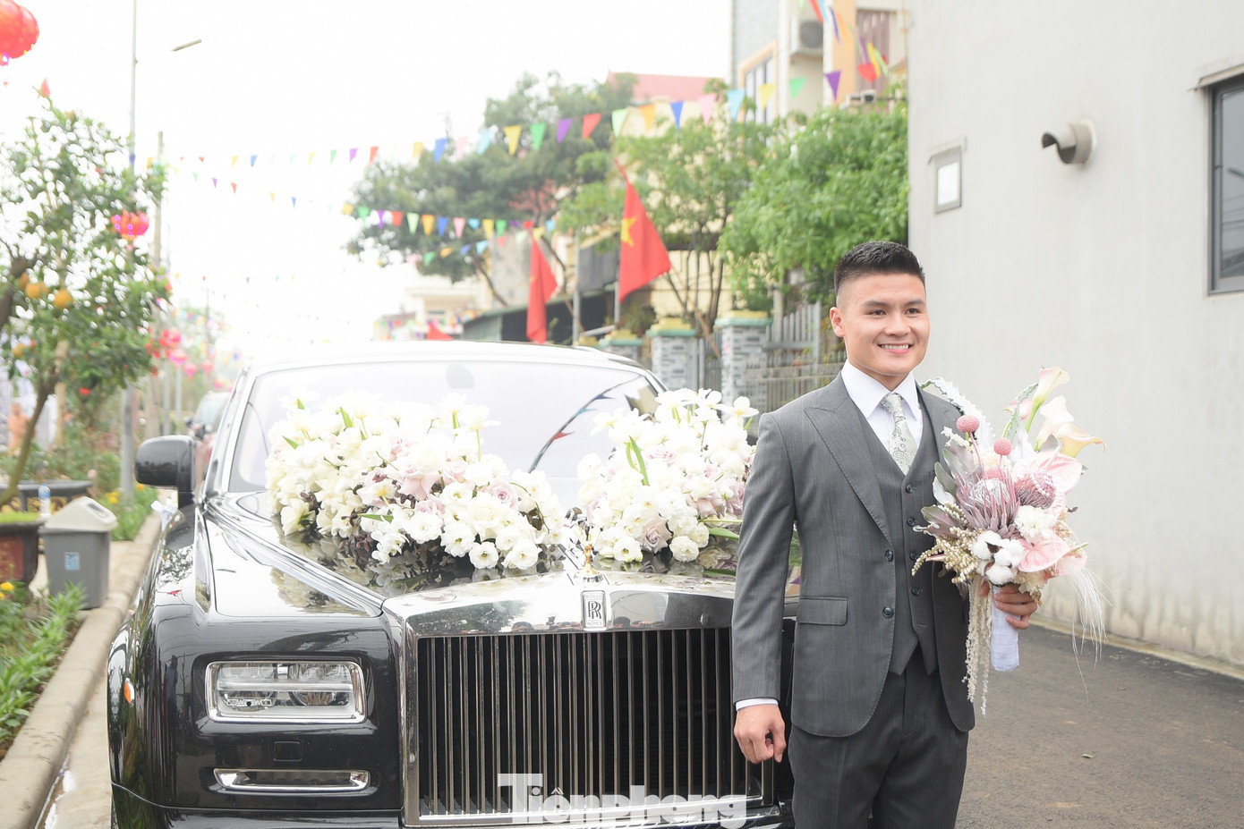 Quang Hải sử dụng siêu xe Rolls-Royce Phantom series 2, trị giá khoảng 16 tỷ đồng đi đón dâu.
