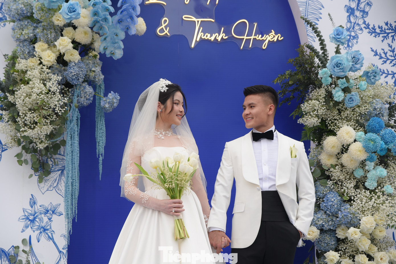 Sáng cùng ngày, cặp đôi thực hiện các nghi thức truyền thống, lễ rước dâu, thắp hương gia tiên... tại Sơn Tây và Đông Anh.