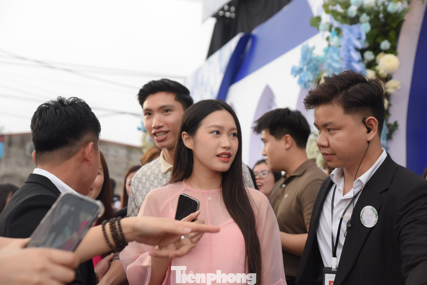 Đoàn Văn Hậu và Doãn Hải My tham dự tiệc cưới.