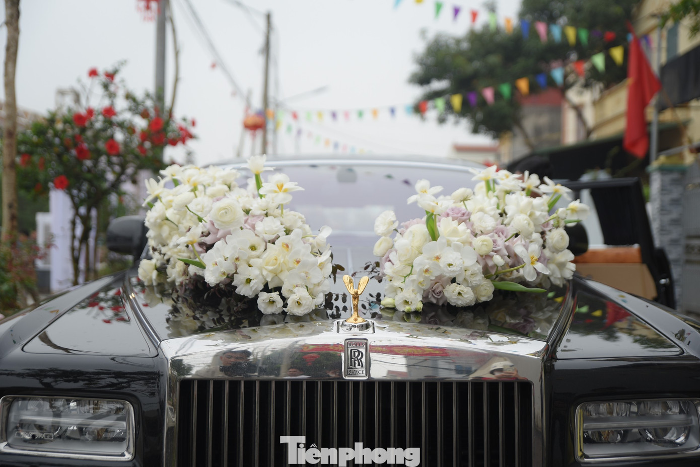 Hoa trang trí xe dâu được nhập khẩu từ Mỹ và Hà Lan, trị giá khoảng 50 triệu đồng.