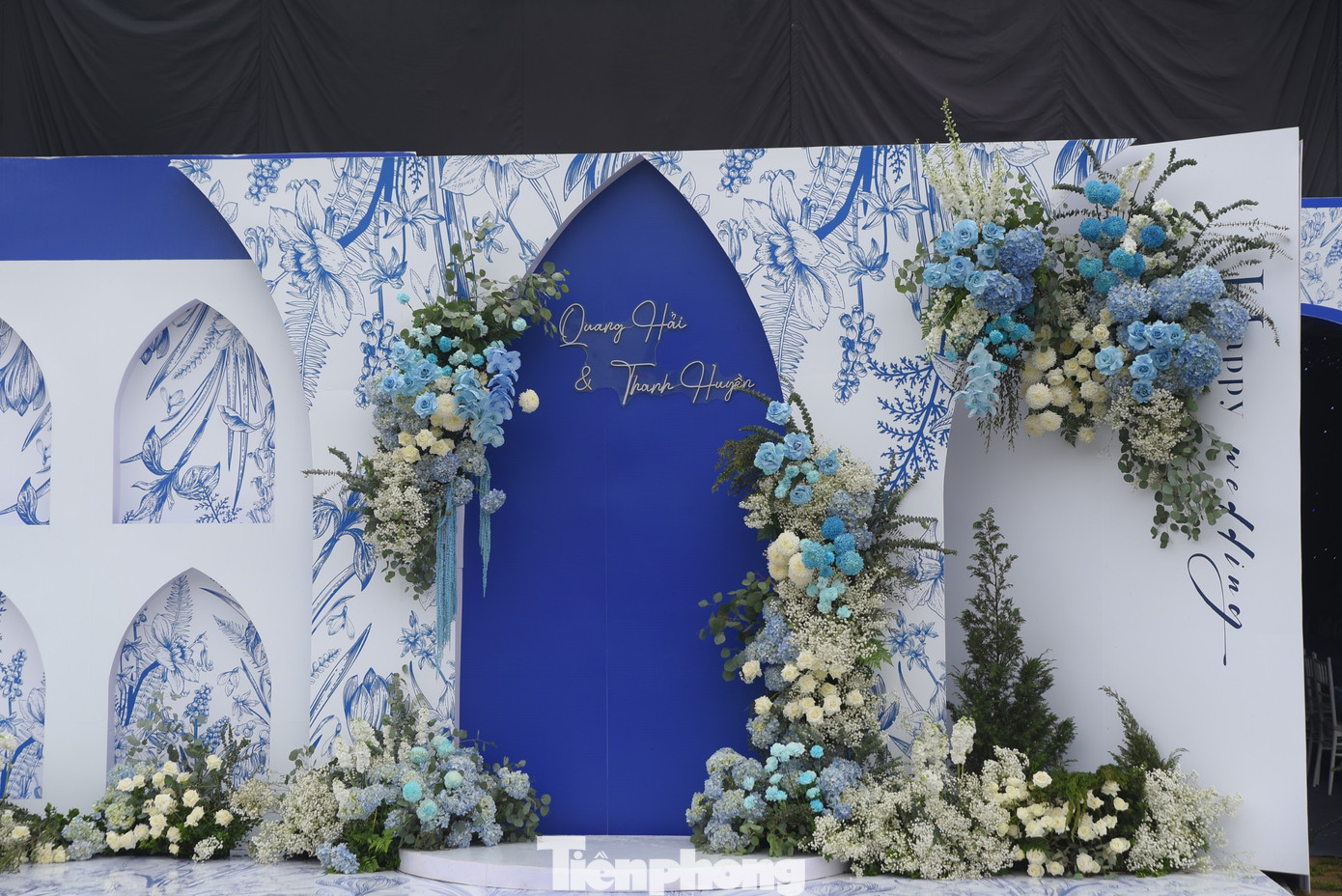 Cũng trong sáng nay, cặp đôi thực hiện nghi thức rước dâu. Sau đó, tổ chức tiệc mừng tại nhà trai ở Đông Anh.