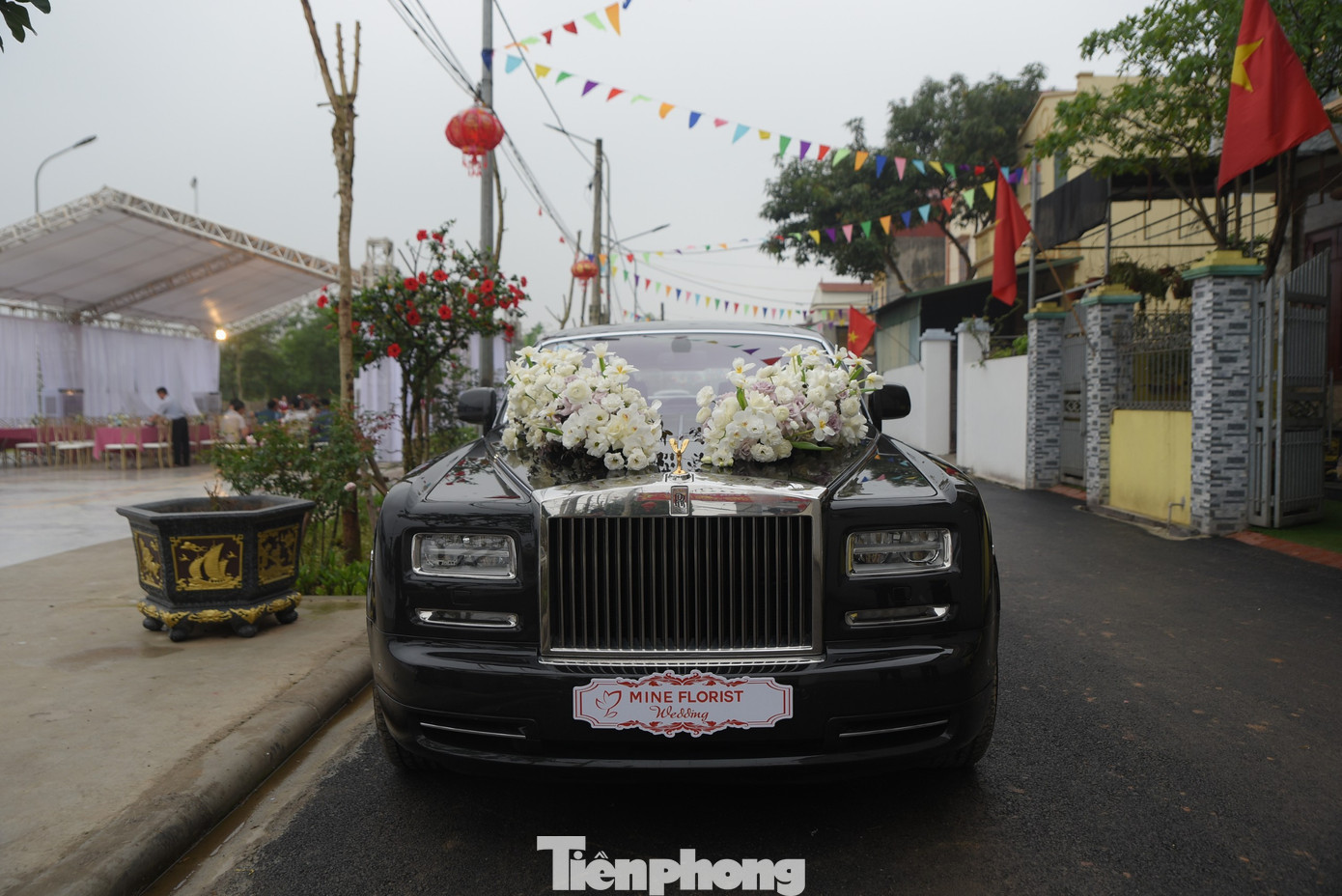 Chia sẻ với Tiền Phong, đại diện showroom cho biết siêu xe trong đám cưới Quang Hải – Chu Thanh Huyền trị giá khoảng 16 tỷ đồng.