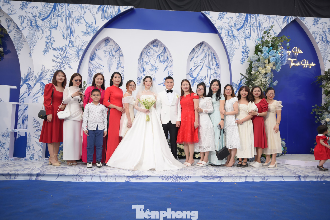 Cặp đôi chụp ảnh lưu niệm cùng người thân, bạn bè tại hôn trường nhà trai.