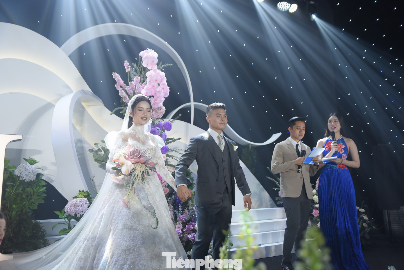 MC Quỳnh Trang trong đám cưới Quang Hải - Chu Thanh Huyền. MC Quỳnh Trang trong đám cưới Quang Hải - Chu Thanh Huyền.