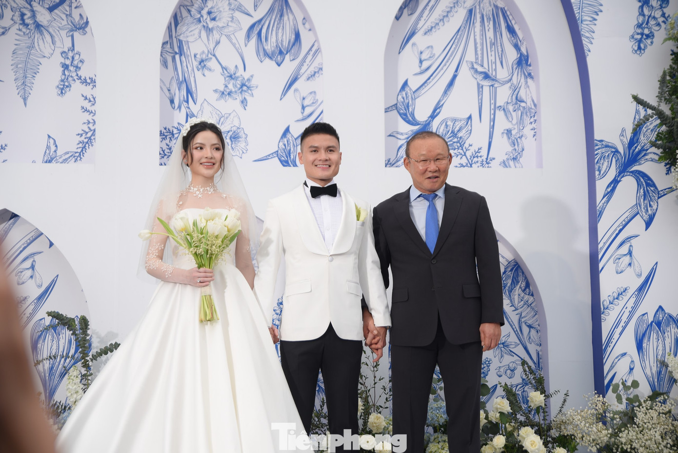 HLV Park Hang-seo có mặt trong đám cưới của Quang Hải. Dù đã hết thời hạn dẫn dắt đội tuyển Việt Nam, ông Park Hang-seo vẫn giữ mối quan hệ tốt với học trò cũ.