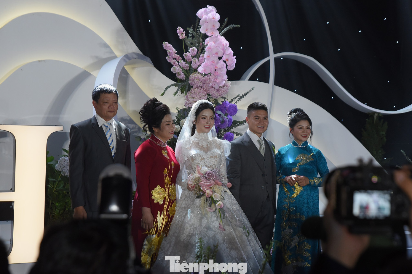 Trước đó, Quang Hải cầu hôn Chu Thanh Huyền ở khách sạn 5 sao tại Hà Nội. Sau đó, cặp đôi thực hiện lễ dạm ngõ vào ngày 20/12/2023.