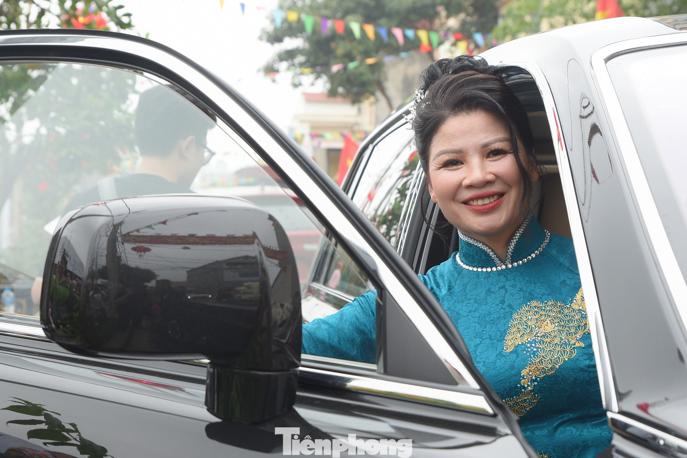 Theo phong tục địa phương, mẹ Quang Hải cùng đoàn nhà trai đi đón con dâu.