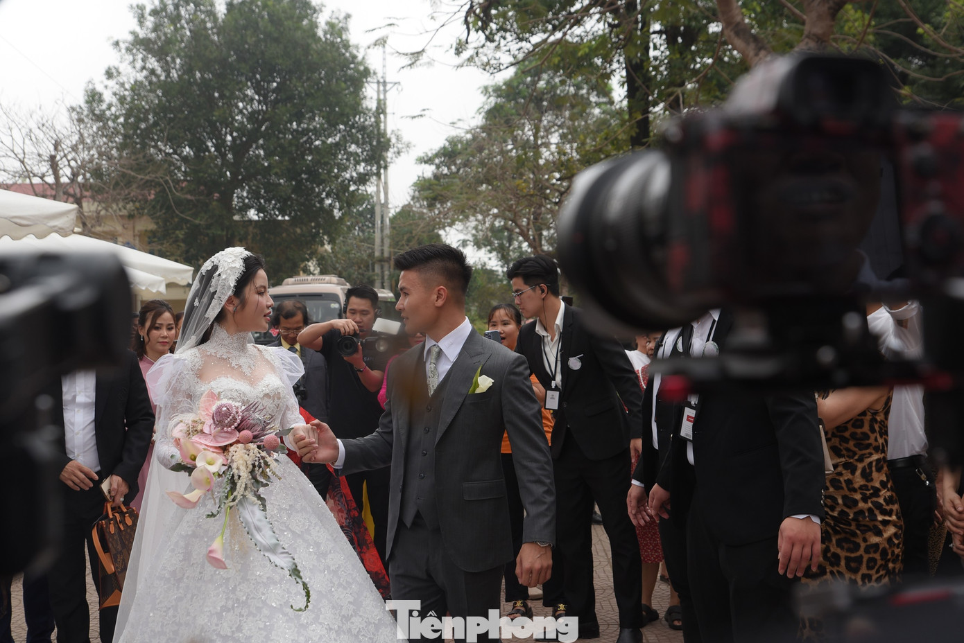 Cô dâu Chu Thanh Huyền diện váy cưới của NTK Trà Linh, trị giá 150 triệu đồng. Thiết kế này được thực hiện liên tục trong vòng 4 tháng từ lúc lên ý tưởng cho tới hoàn thiện.