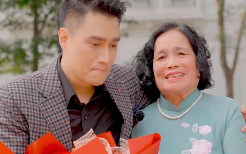 Việt Anh và mẹ.