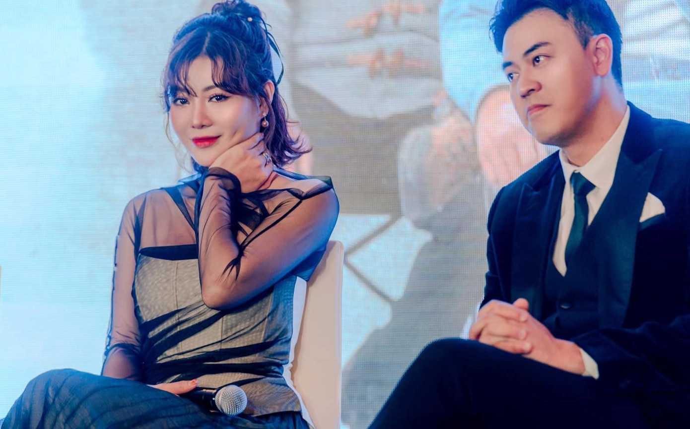 Thanh Hương và Tuấn Tú trong họp báo ra mắt phim Người một nhà. Thanh Hương và Tuấn Tú trong họp báo ra mắt phim Người một nhà.