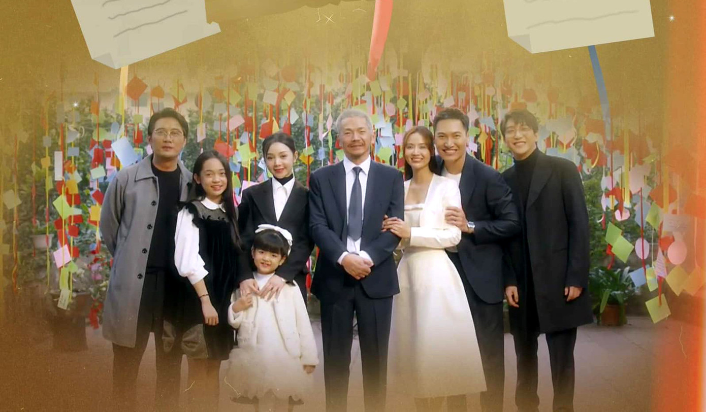 Việc nhân vật dàn hàng ngang chụp ảnh trong tập cuối Chúng ta của 8 năm sau bị cho trùng ý tưởng với phim Gia đình mình vui bất thình lình.