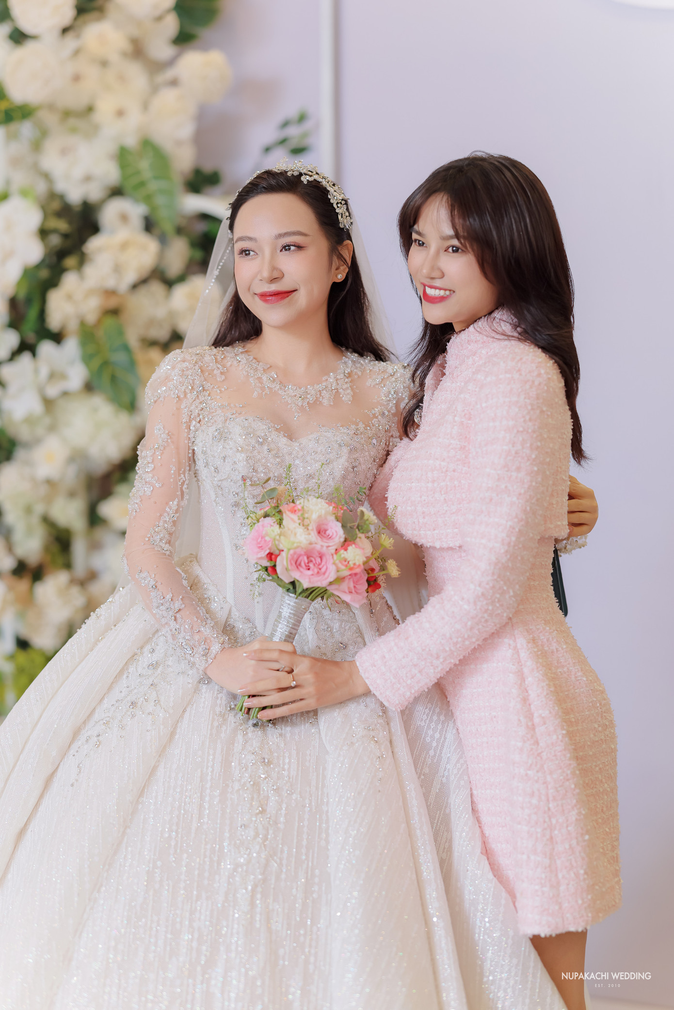 Diễn viên Anh Đào diện set váy dạ hồng. Cô hiện đang gây chú ý với vai Phương trong phim Gặp em ngày nắng, đóng cặp cùng Đình Tú.