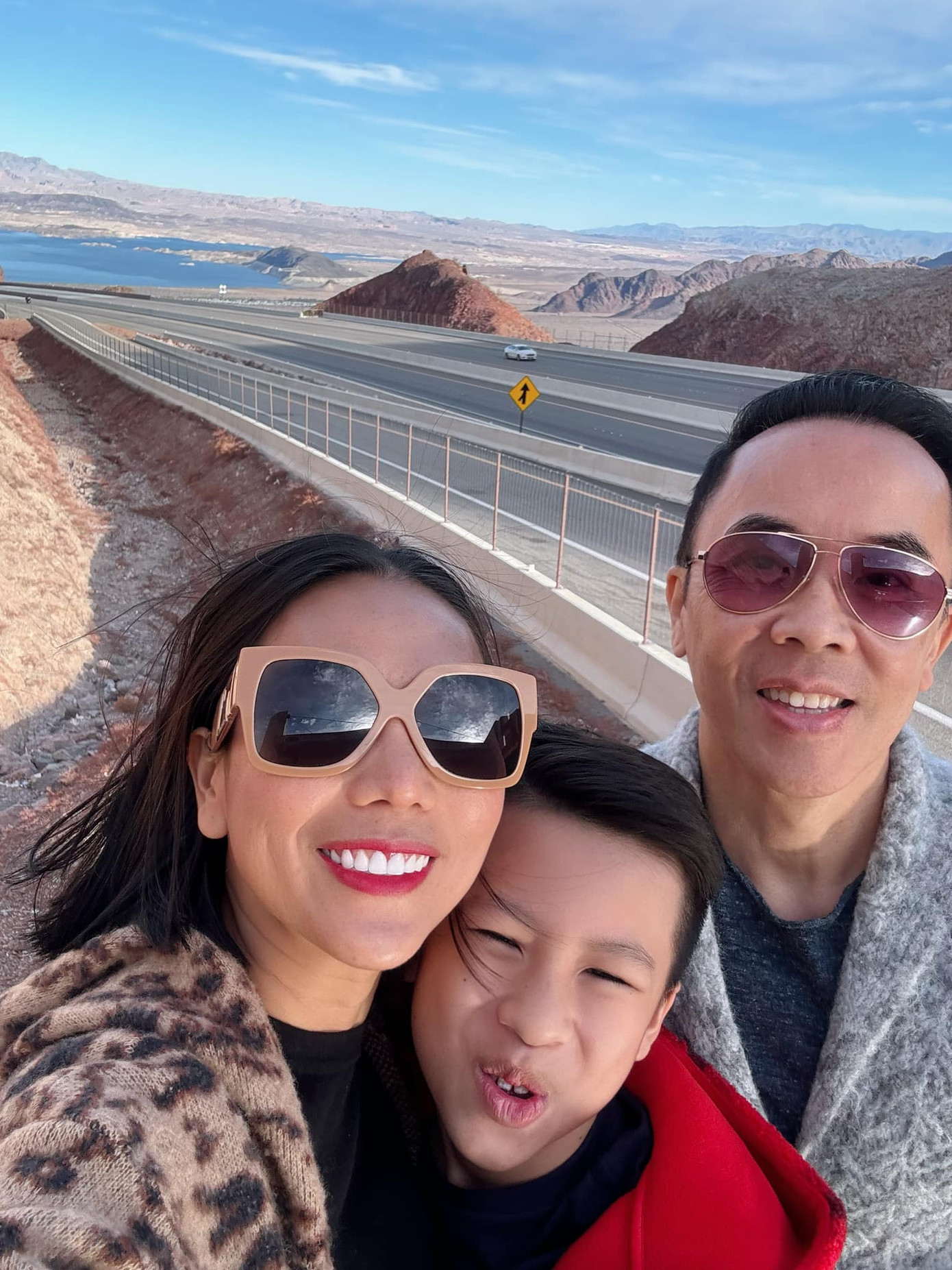 Những khoảnh khắc đời thường được Khánh Ngọc chia sẻ. Ảnh: FBNV.