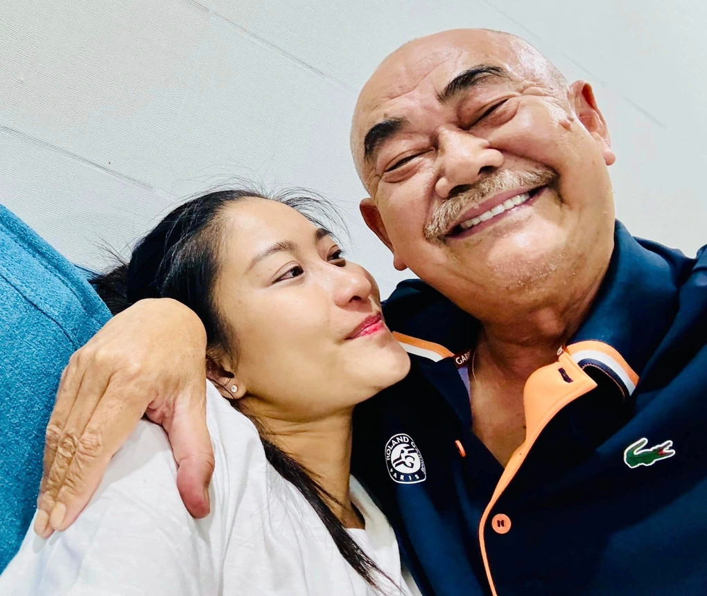 Những hình ảnh khiến NSND Việt Anh vướng nghi vấn yêu bạn gái kém nhiều tuổi.