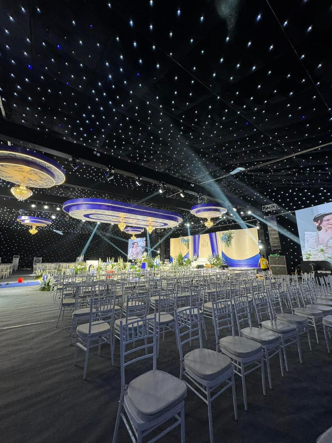 Hình ảnh rạp cưới ở nhà trai được đơn vị thi công đăng tải tối 27/3.