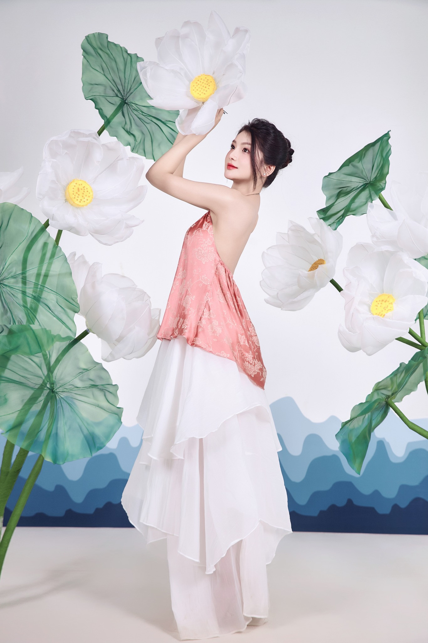 Trong suốt cuộc thi, Khánh Linh nhận được sự đánh giá cao của Ban giám khảo. Bên cạnh khả năng ứng xử tốt, nữ sinh còn có năng khiếu hát, múa và giao tiếp bằng tiếng Anh. Cô từng gây ấn tượng khi tham gia Miss Grand Vietnam 2022 và lọt vào vòng Chung kết của cuộc thi.