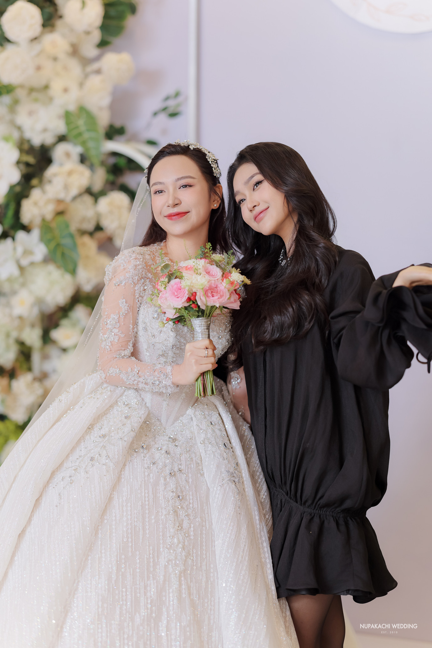 Diễn viên Cù Thị Trà cùng nhiều sao Việt khác về Hải Dương dự đám cưới Kim Oanh và Vũ Tuấn Việt. Trước đó, cặp đôi đã tổ chức hôn lễ ở quê nhà cô dâu tại Quảng Trị vào 29/2.