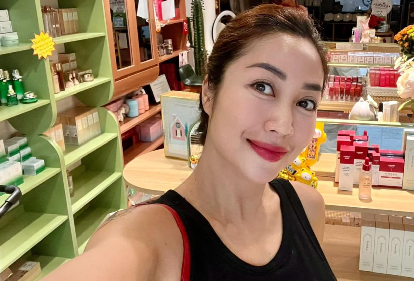 Ốc Thanh Vân bán hàng online ở Australia.