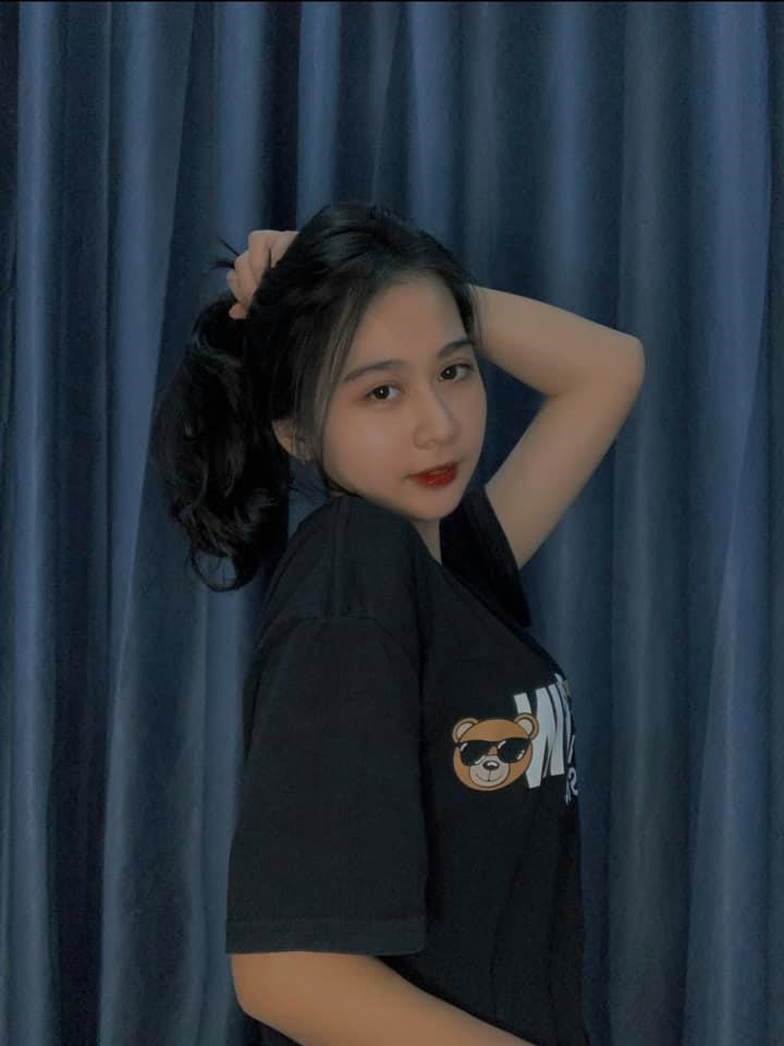 Bạn gái Hoài Lâm là Kim Ngân, sinh năm 2003 ở Cần Thơ. Kim Ngân không hoạt động showbiz rầm rộ nhưng không hề xa lạ với khán giả. Cô từng được Hoài Lâm công khai trạng thái “Đã kết hôn” trên trang cá nhân tháng 11/2021.