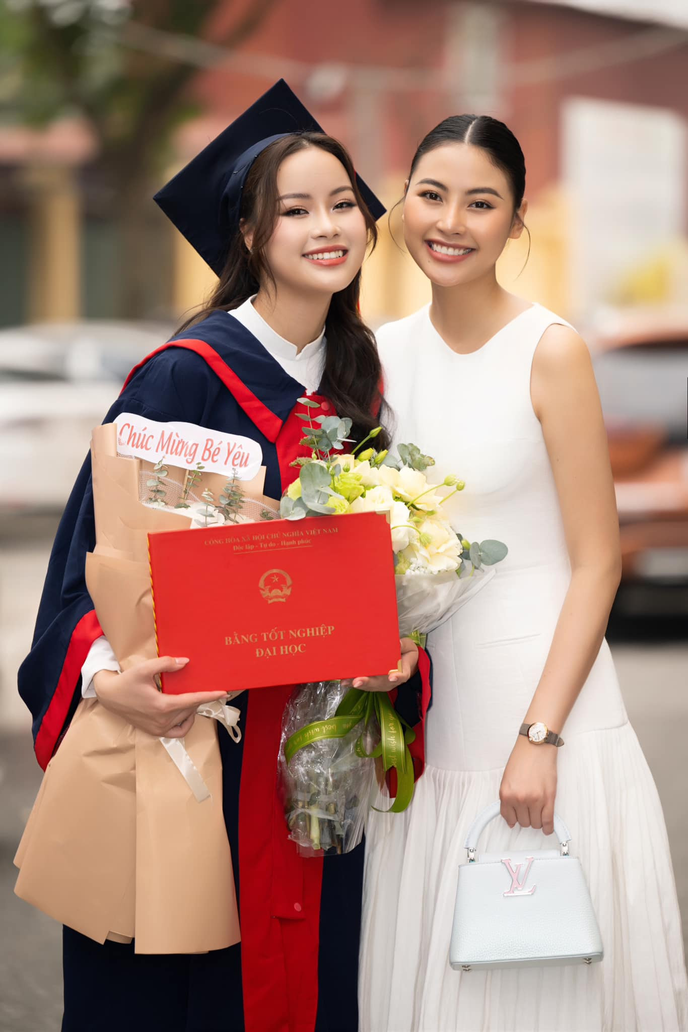 Bố mẹ và chị gái Đào Hà có mặt chúc mừng trong ngày Á hậu Đào Hiền nhận bằng tốt nghiệp.