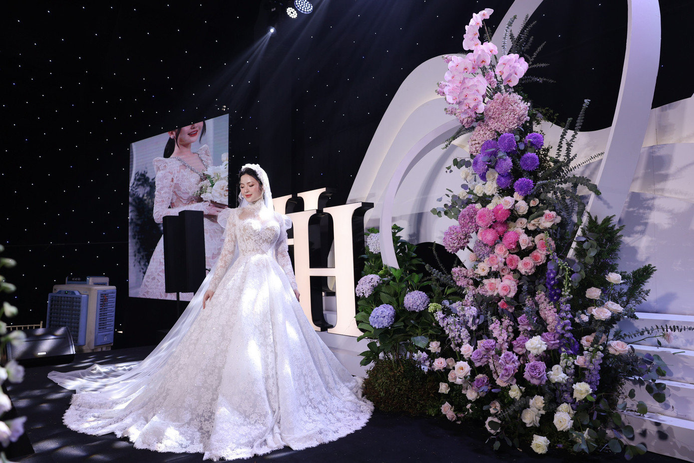 Cận cảnh váy cưới trị giá 150 triệu đồng của Chu Thanh Huyền.