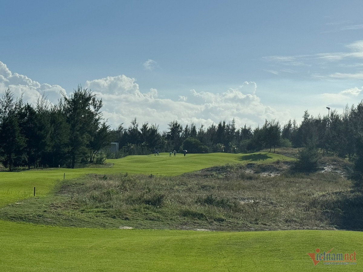 Hiện nay, chỉ khu vực sân golf còn hoạt động bình thường. Ảnh: Hải Sâm.