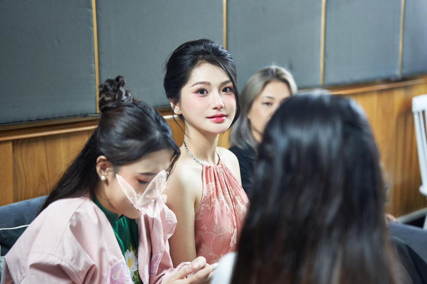 Trần Thị Khánh Linh đến từ khoa Viết văn, Báo chí. Trong phần thi ứng xử, Khánh Linh nhận được câu hỏi: "Nếu trở thành Hoa khôi sinh viên Đại học Văn hóa Hà Nội, bạn có nghĩ mình là hình mẫu cho các bạn sinh viên Đại học Văn hóa Hà Nội nói riêng và sinh viên Việt Nam nói chung hay không? Nếu có đó là hình mẫu như thế nào?".