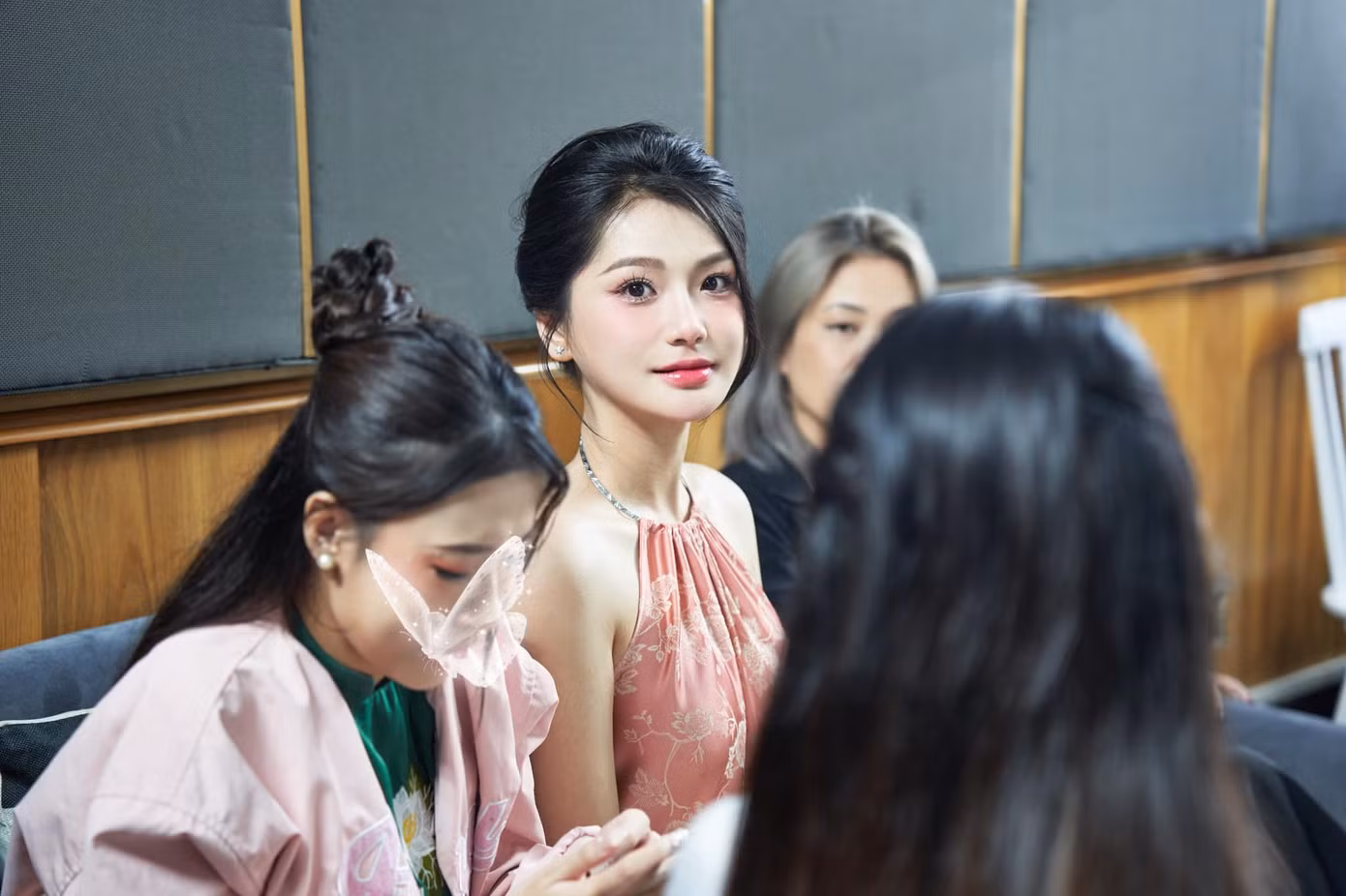 Trần Thị Khánh Linh đến từ khoa Viết văn, Báo chí. Trong phần thi ứng xử, Khánh Linh nhận được câu hỏi: "Nếu trở thành Hoa khôi sinh viên Đại học Văn hóa Hà Nội, bạn có nghĩ mình là hình mẫu cho các bạn sinh viên Đại học Văn hóa Hà Nội nói riêng và sinh viên Việt Nam nói chung hay không? Nếu có đó là hình mẫu như thế nào?". Trần Thị Khánh Linh đến từ khoa Viết văn, Báo chí. Trong phần thi ứng xử, Khánh Linh nhận được câu hỏi: "Nếu trở thành Hoa khôi sinh viên Đại học Văn hóa Hà Nội, bạn có nghĩ mình là hình mẫu cho các bạn sinh viên Đại học Văn hóa Hà Nội nói riêng và sinh viên Việt Nam nói chung hay không? Nếu có đó là hình mẫu như thế nào?".
