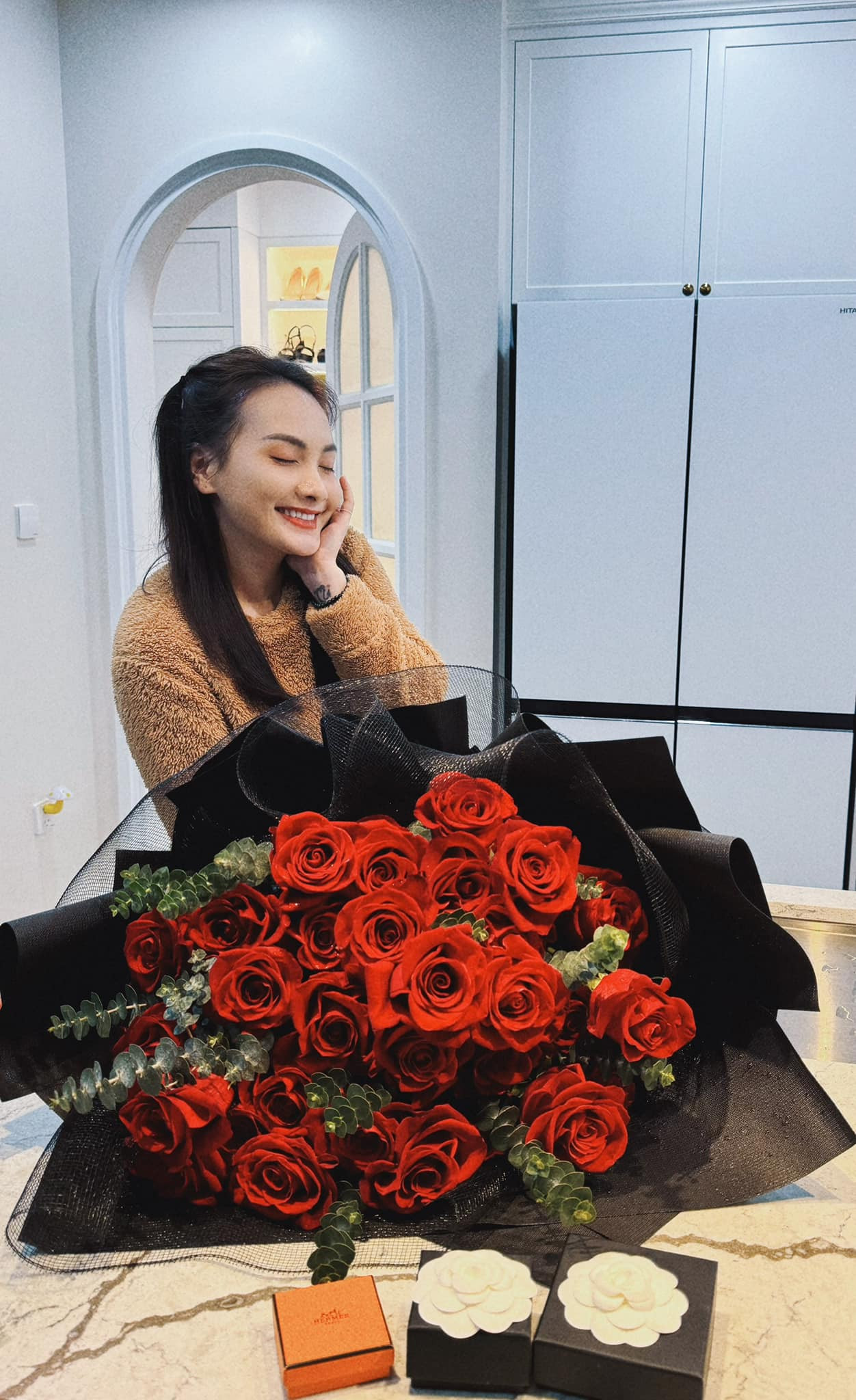 Bảo Thanh hạnh phúc khi nhận 33 bông hồng đỏ từ chồng. "Nhân ngày của em - em xin tôn vinh chồng vì đã tặng em bó hoa hồng xinh xinh trong ảnh. Cảm ơn anh", Bảo Thanh chia sẻ.