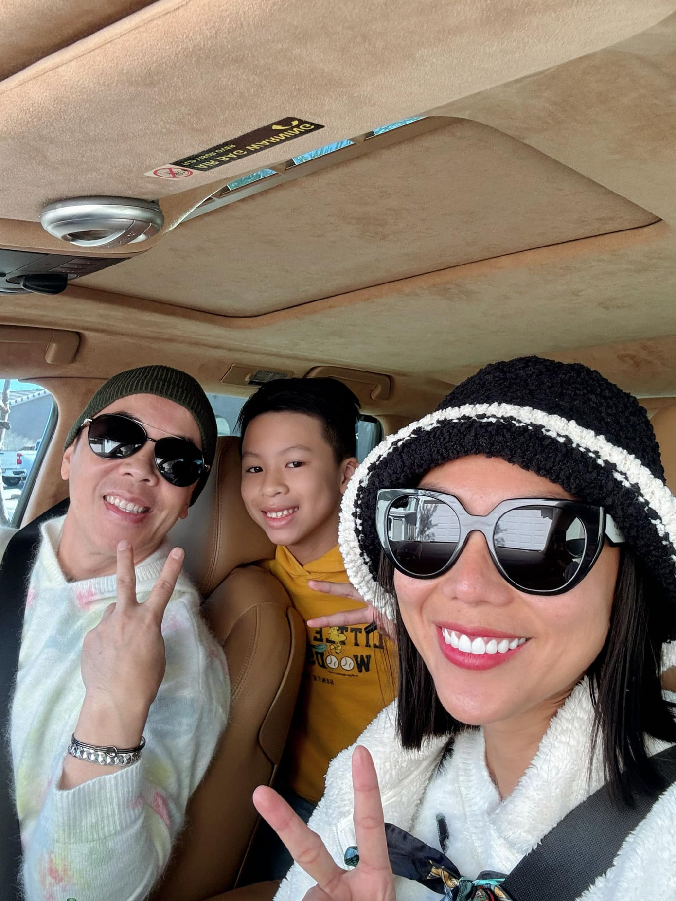 Những khoảnh khắc đời thường được Khánh Ngọc chia sẻ. Ảnh: FBNV.