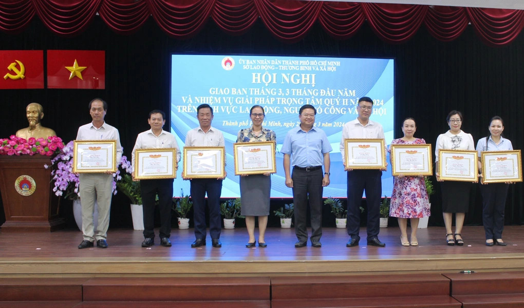 Tại hội nghị, Sở LĐ-TB&XH TPHCM tổ chức trao tặng bằng khen của Bộ LĐ-TB&XH cho các cá nhân, tập thể đạt thành tích xuất sắc trong năm 2023 (Ảnh: Tùng Nguyên). Tại hội nghị, Sở LĐ-TB&XH TPHCM tổ chức trao tặng bằng khen của Bộ LĐ-TB&XH cho các cá nhân, tập thể đạt thành tích xuất sắc trong năm 2023 (Ảnh: Tùng Nguyên).