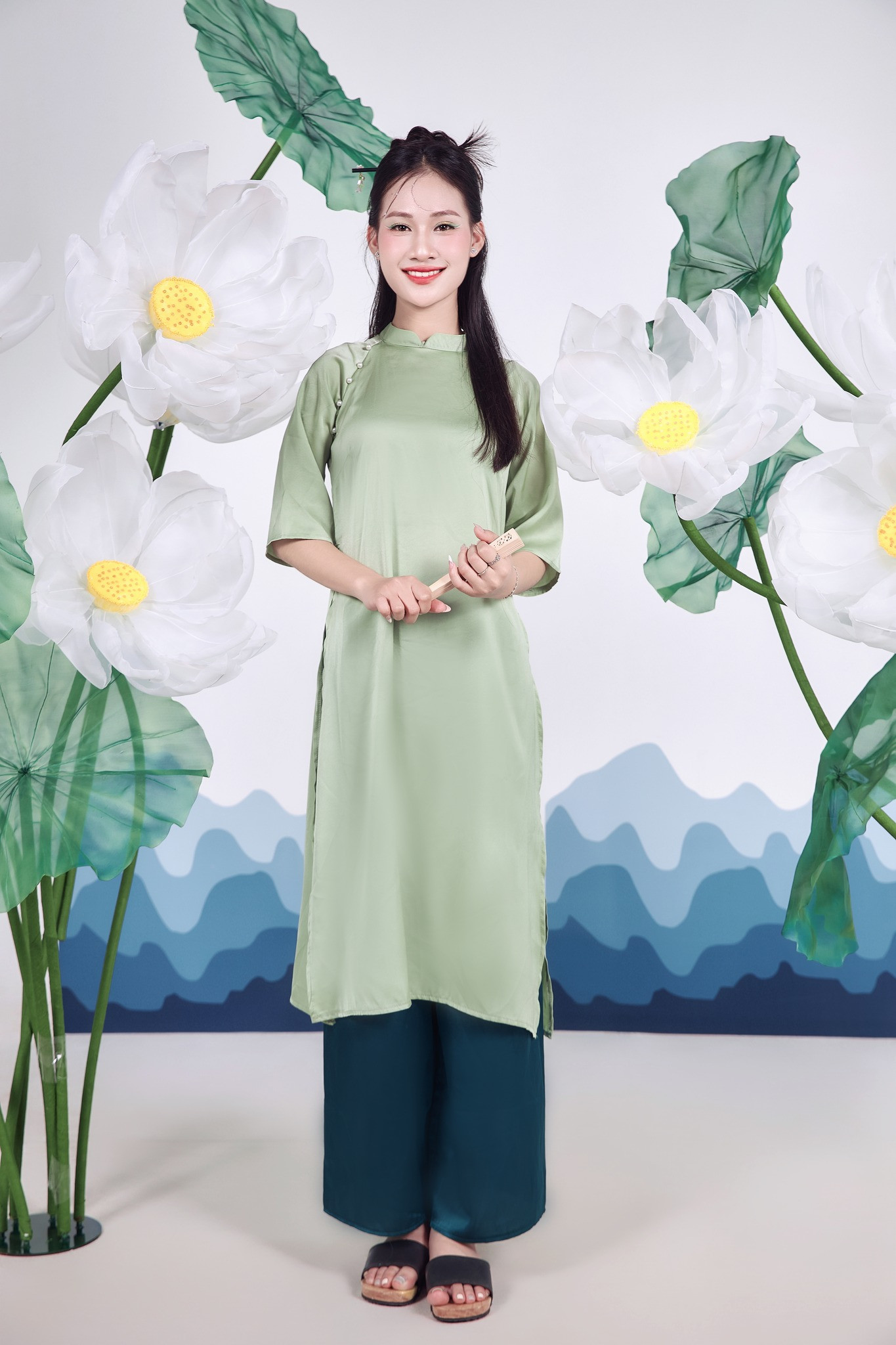 Lang Thị Thùy Linh (SBD 25), sinh viên khoa Du lịch Lang Thị Thùy Linh (SBD 25), sinh viên khoa Du lịch