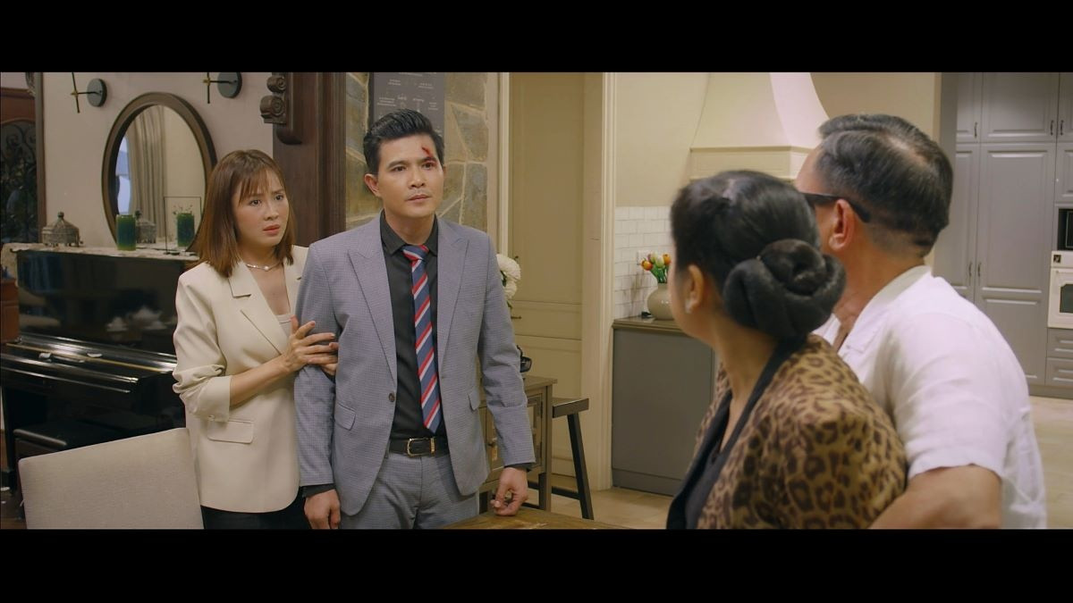 Cảnh Quang Sự bị ném bát chảy máu đầu trong phim Trạm cứu hộ trái tim.