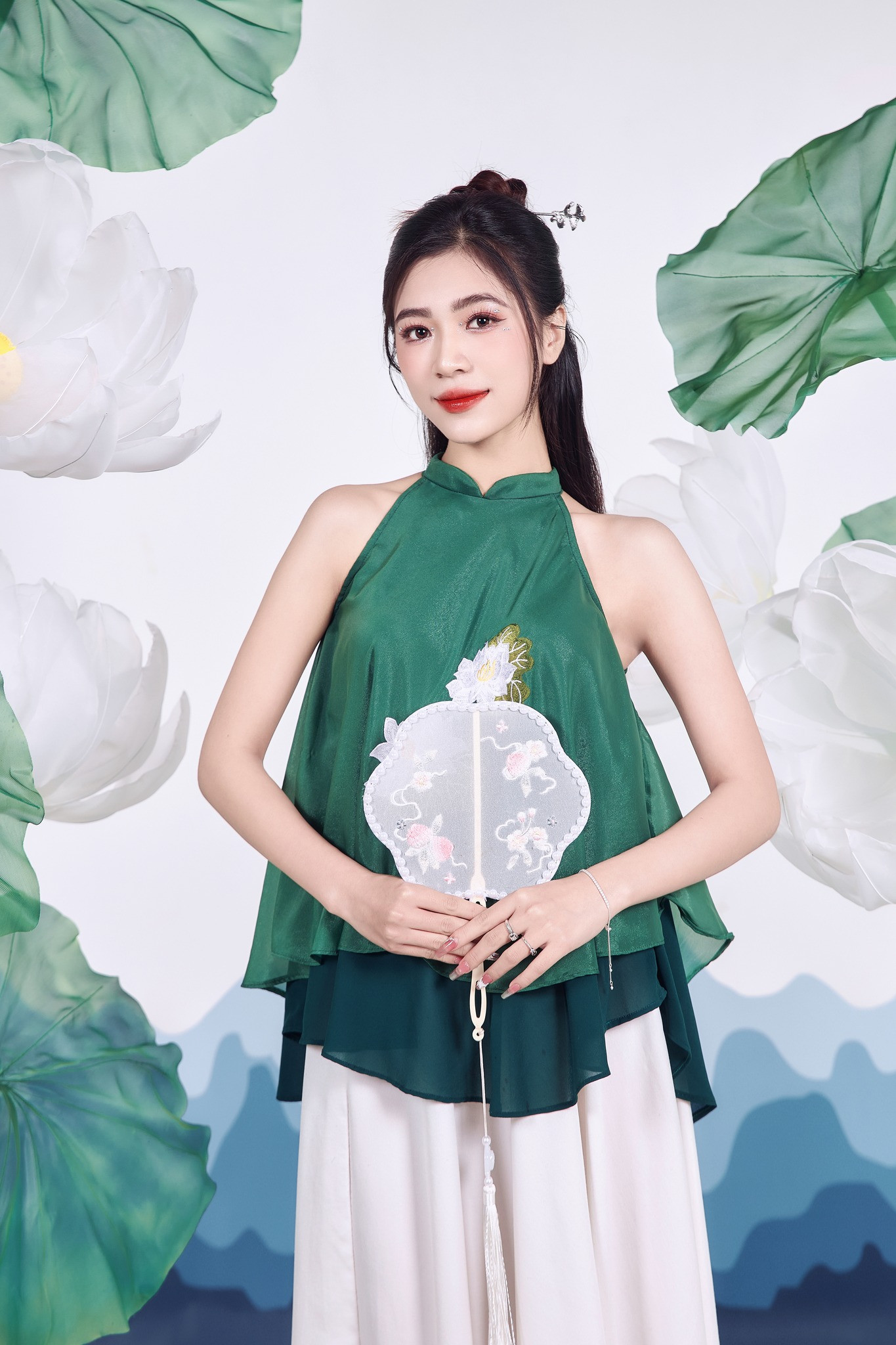 Mai Thu Hà (SBD 14), là sinh viên khoa Du lịch. Mai Thu Hà (SBD 14), là sinh viên khoa Du lịch.