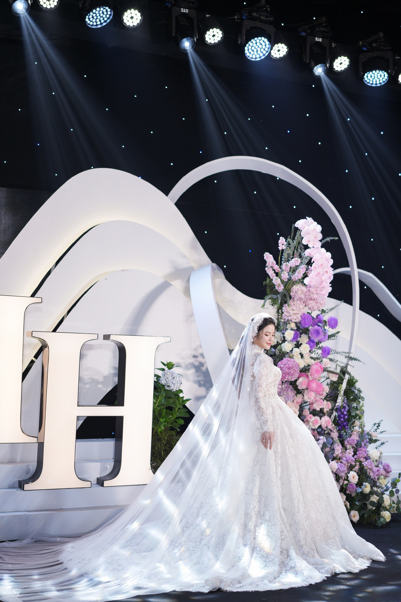 Cận cảnh váy cưới trị giá 150 triệu đồng của Chu Thanh Huyền.