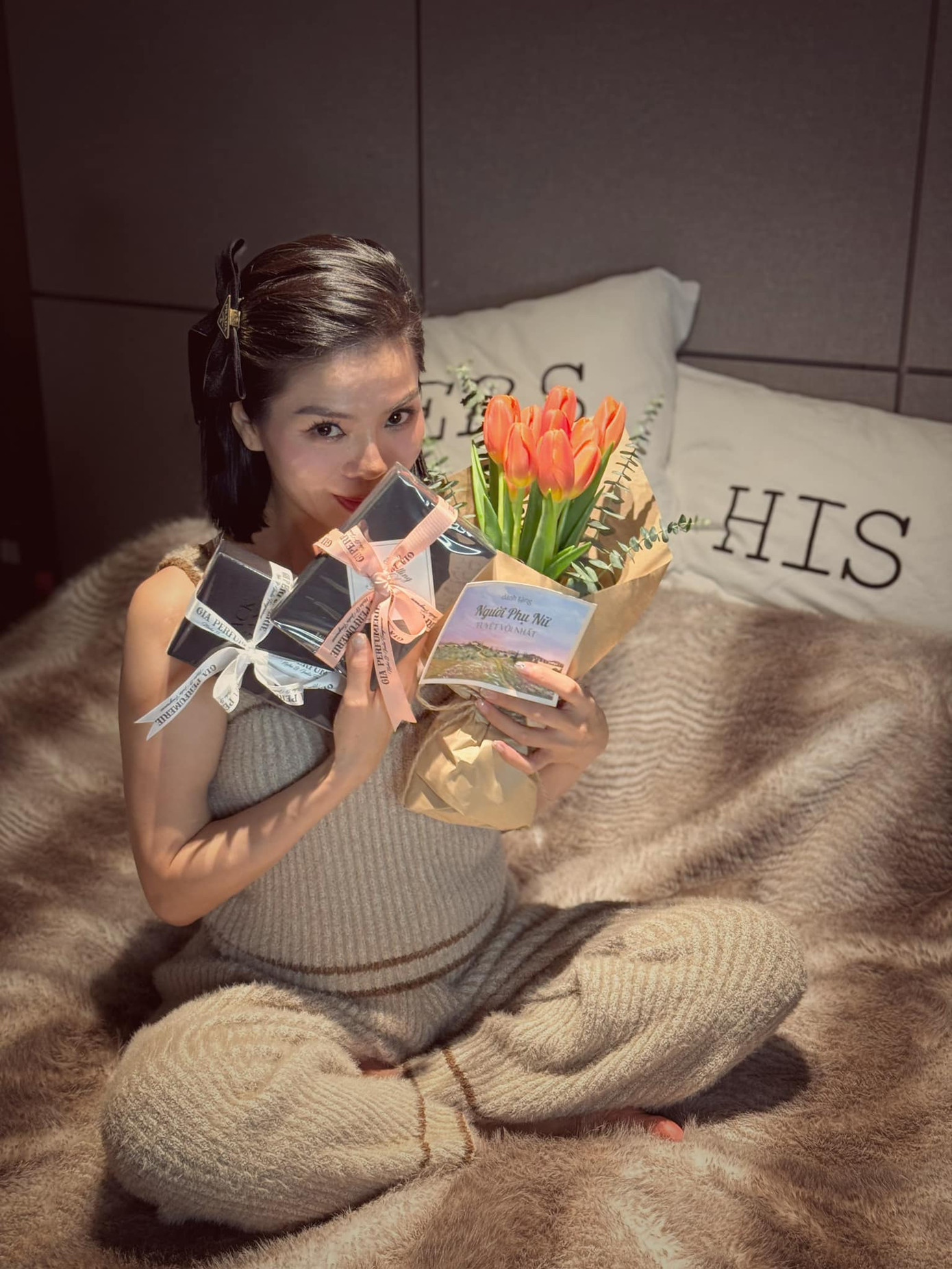 Trên trang cá nhân, Lệ Quyên chia sẻ món quà 8/3 cô nhận được từ Lâm Bảo Châu. Nữ ca sĩ viết: “Yêu một người phụ nữ có thể tự mình làm tất cả mà lại nhiều cảm xúc, cầu toàn như em không hề dễ dàng phải không? Cảm ơn anh đã luôn dịu dàng với em, thấu hiểu và kiên nhẫn với em nhé - Lâm Bảo Châu”. Cô cũng không quên gửi lời chúc mừng tới những người phụ nữ trong ngày đặc biệt.