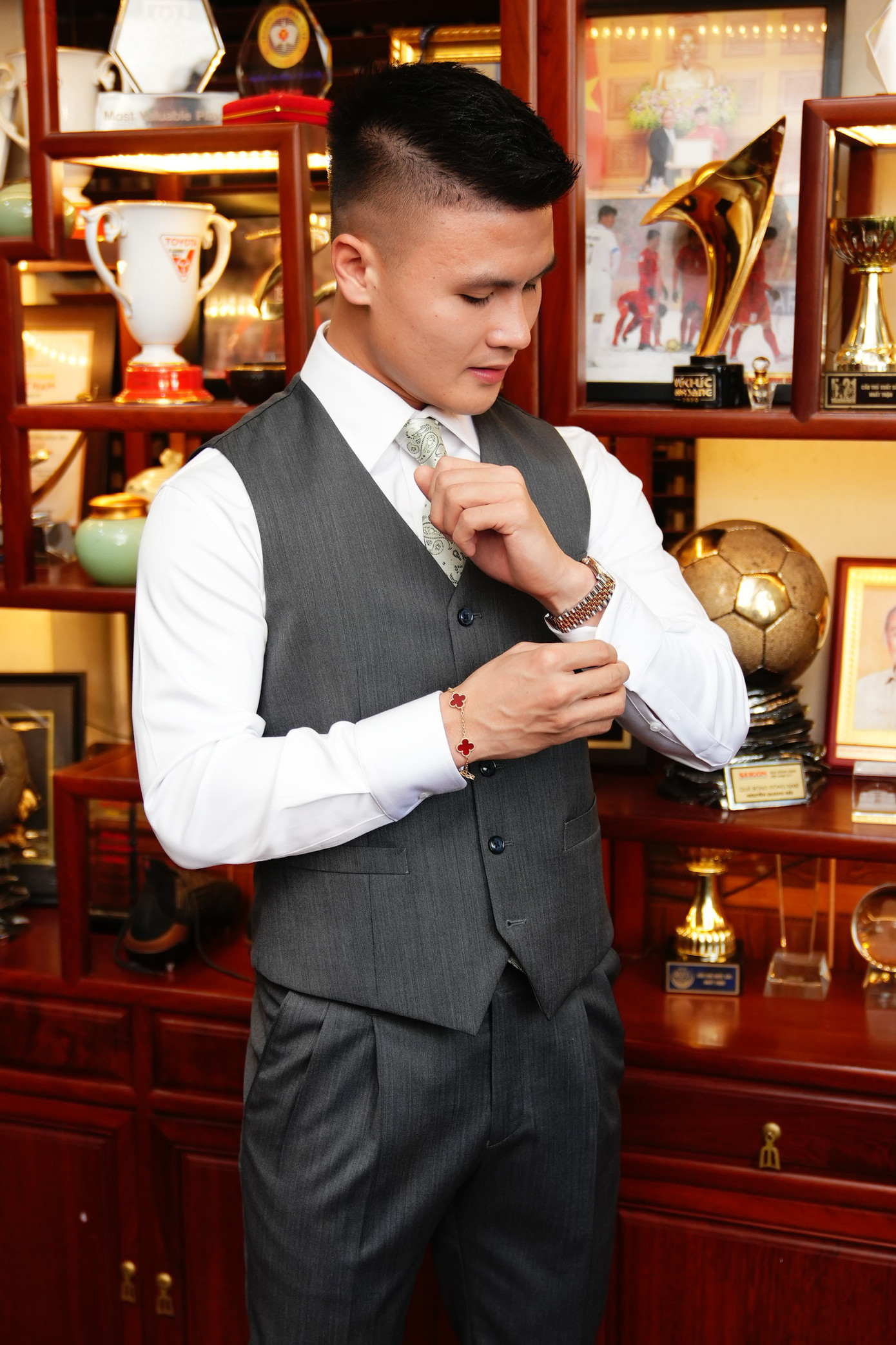 Khoảng hơn 10h, Quang Hải và đại diện nhà gái di chuyển sang nhà gái ở Sơn Tây để thực hiện nghi thức đón dâu.