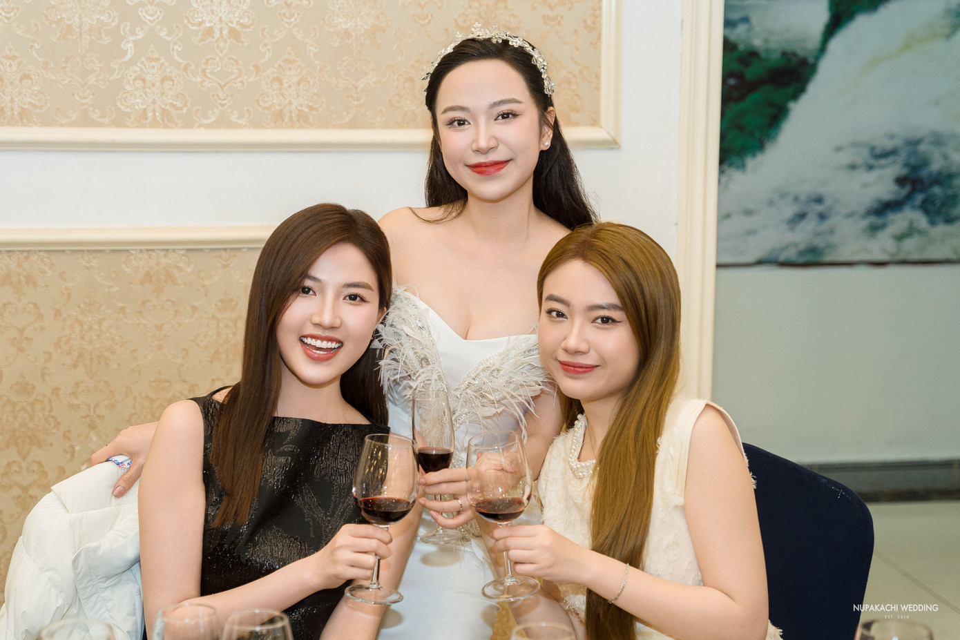 Kim Oanh tên đầy đủ là Nguyễn Thị Kim Oanh, sinh năm 1993 tại Huế và lớn lên ở Quảng Trị. Cô được đào tạo bài bản tại Sân khấu - Điện ảnh Hà Nội với vị trí thủ khoa đầu vào.