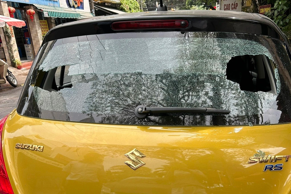 Ô tô bị thủng kính vì trúng bi sắt (Ảnh: T.T.).