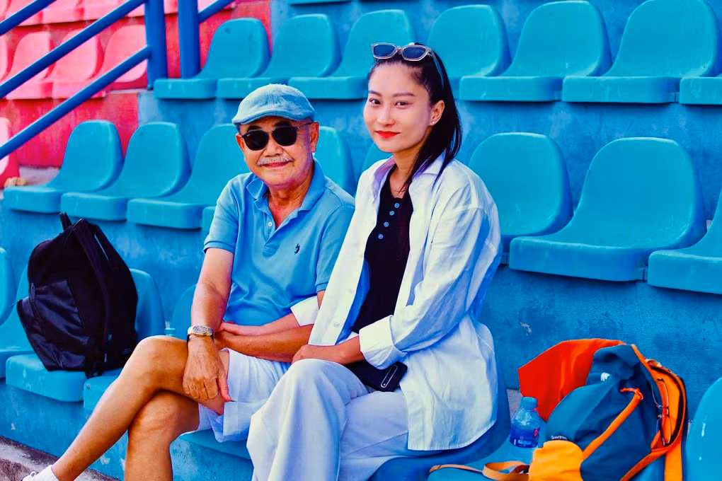 Những hình ảnh khiến NSND Việt Anh vướng nghi vấn yêu bạn gái kém nhiều tuổi. Những hình ảnh khiến NSND Việt Anh vướng nghi vấn yêu bạn gái kém nhiều tuổi.
