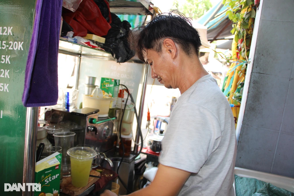 Những ngày thời tiết nắng nóng, cửa hàng của anh Bình bán hàng trăm ly nước (Ảnh: Xuân Trường).