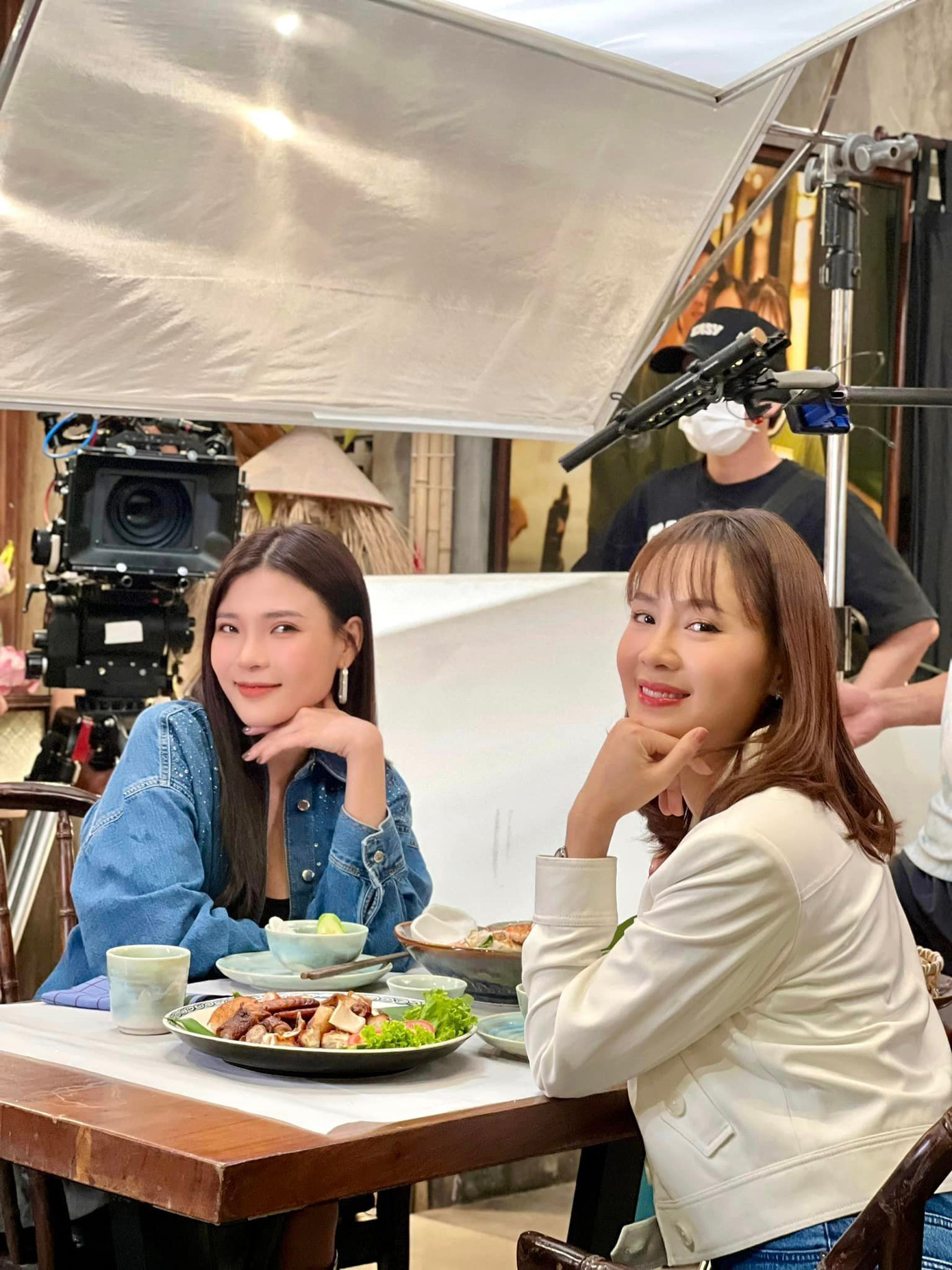 Hồng Diễm chia sẻ hậu trường phim Trạm cứu hộ trái tim. Hồng Diễm chia sẻ hậu trường phim Trạm cứu hộ trái tim.