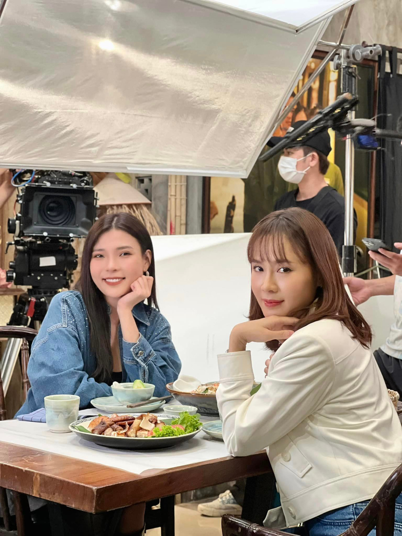 Hồng Diễm chia sẻ hậu trường phim Trạm cứu hộ trái tim. Hồng Diễm chia sẻ hậu trường phim Trạm cứu hộ trái tim.