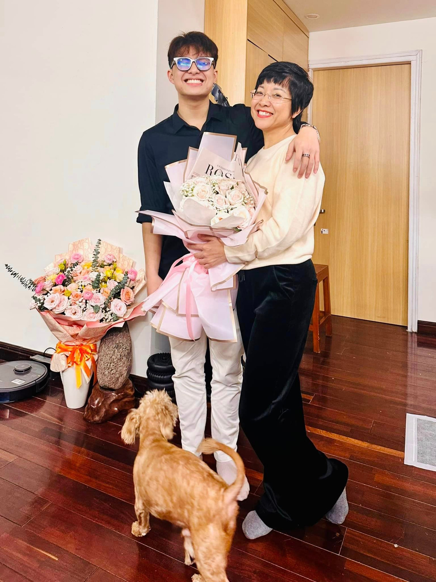 Khoảnh khắc ấm áp trong ngày 8/3 của MC Thảo Vân và con trai.