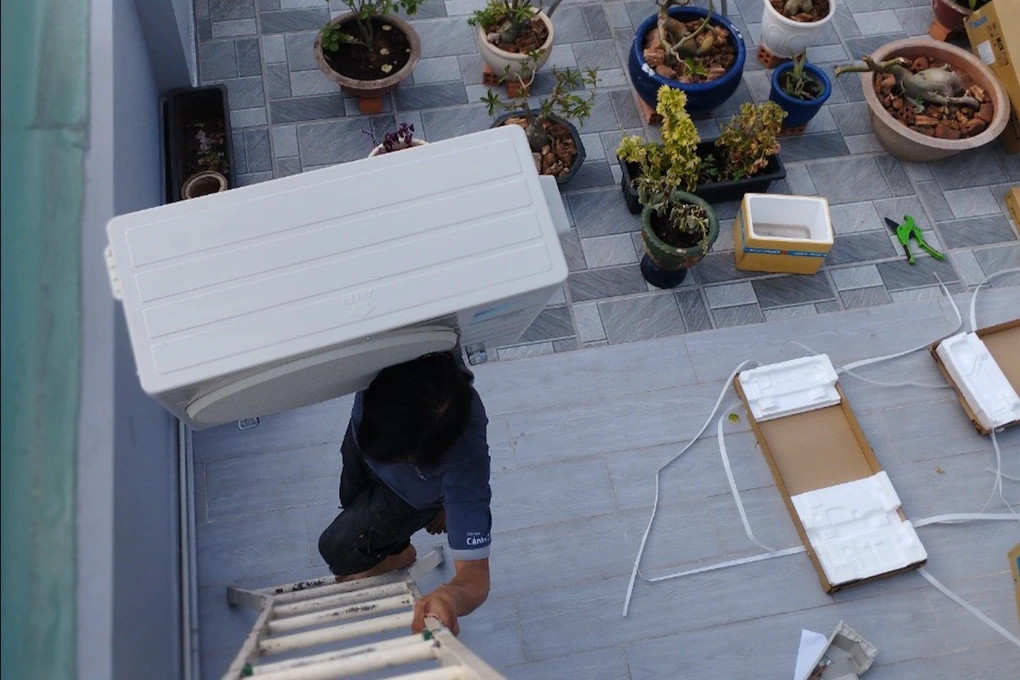 Ngoài tay nghề, thợ sửa điều hòa phải có sức khỏe tốt. (Ảnh: CTV).