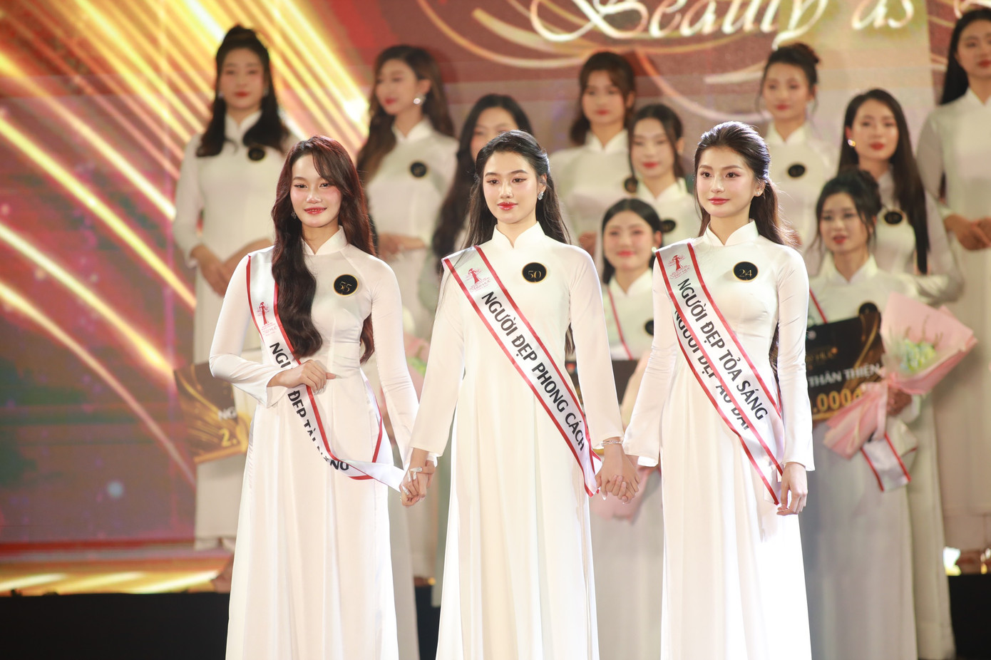 Chung kết cuộc thi Hoa khôi Sinh viên Đại học Văn hóa Hà Nội – Miss HUC 2024 diễn ra tối 22/3. Sau 3 phần thi Trang phục Thể thao, Trang phục Áo dài và Trang phục Truyền thống các dân tộc, 5 thí sinh bước tiếp vào vòng ứng xử.