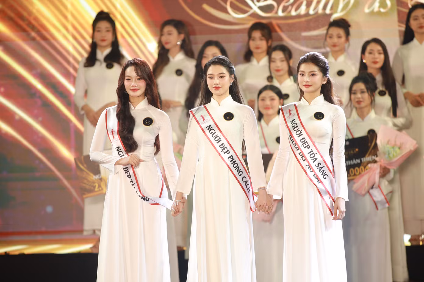 Chung kết cuộc thi Hoa khôi Sinh viên Đại học Văn hóa Hà Nội – Miss HUC 2024 diễn ra tối 22/3. Sau 3 phần thi Trang phục Thể thao, Trang phục Áo dài và Trang phục Truyền thống các dân tộc, 5 thí sinh bước tiếp vào vòng ứng xử. Chung kết cuộc thi Hoa khôi Sinh viên Đại học Văn hóa Hà Nội – Miss HUC 2024 diễn ra tối 22/3. Sau 3 phần thi Trang phục Thể thao, Trang phục Áo dài và Trang phục Truyền thống các dân tộc, 5 thí sinh bước tiếp vào vòng ứng xử.