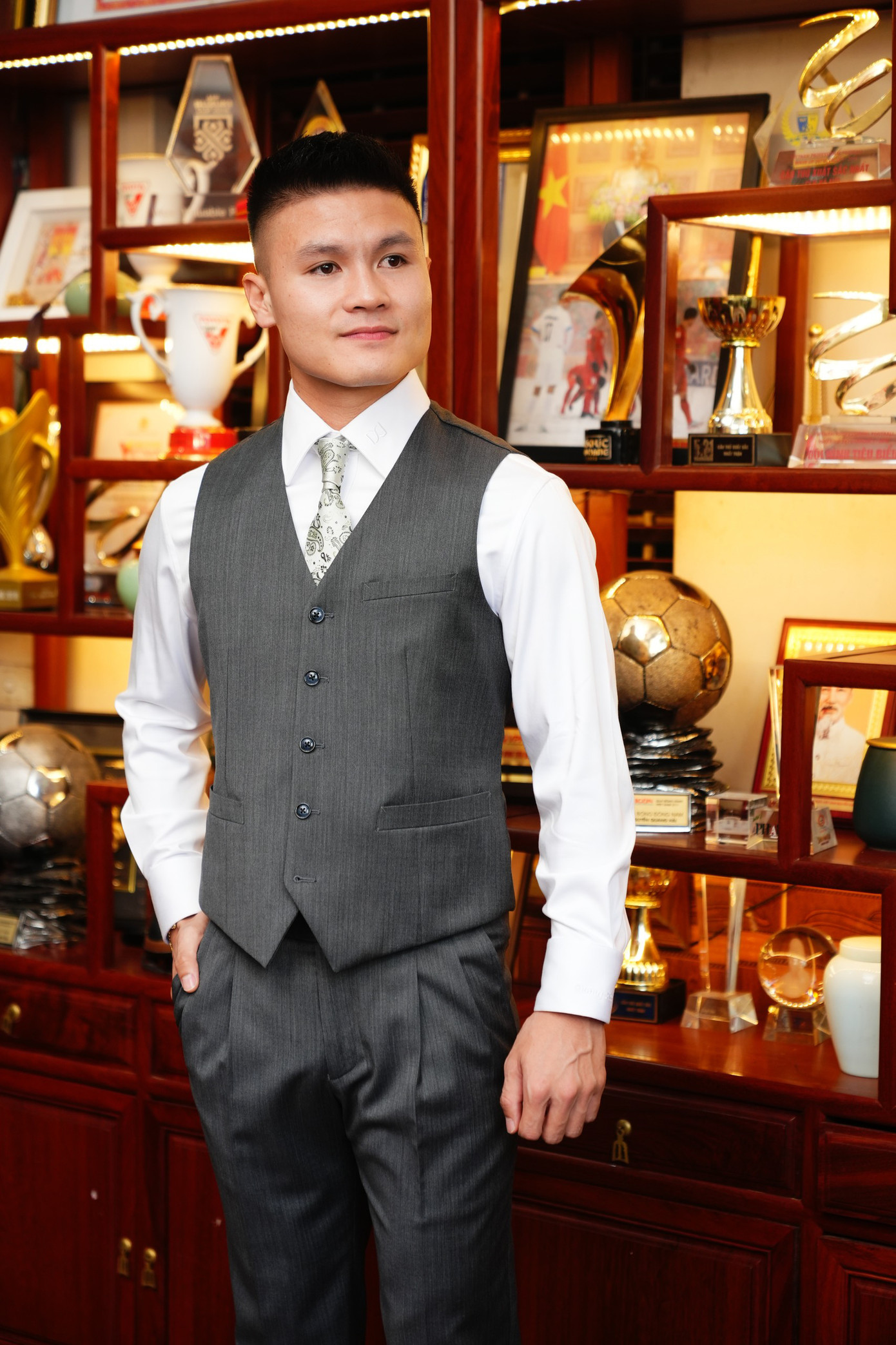 Khoảng hơn 10h, Quang Hải và đại diện nhà gái di chuyển sang nhà gái ở Sơn Tây để thực hiện nghi thức đón dâu.