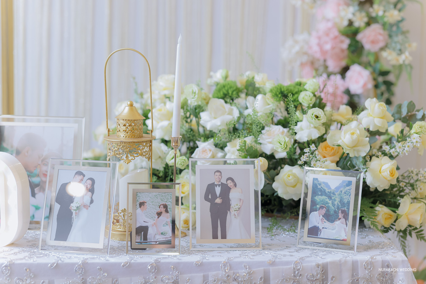 Những khoảnh khắc của cặp đôi được bày tại sảnh đón khách.